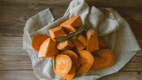 Cartoful dulce se curăță sau nu, înainte de gătire? De ce spun cercetătorii că, indiferent dacă îi prăjești, îi fierbi, îi faci piure sau îi coci, sunt mai recomandați cu tot cu coajă