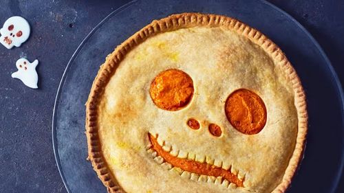 Rețetele Juanitei | Plăcinta americană de dovleac, în varianta de „teroare”/ Nu poate lipsi de la masa de Halloween, chiar dacă nu e o sărbătoare românească/ Cei mici se vor distra inclusiv ajutându-vă să o preparați