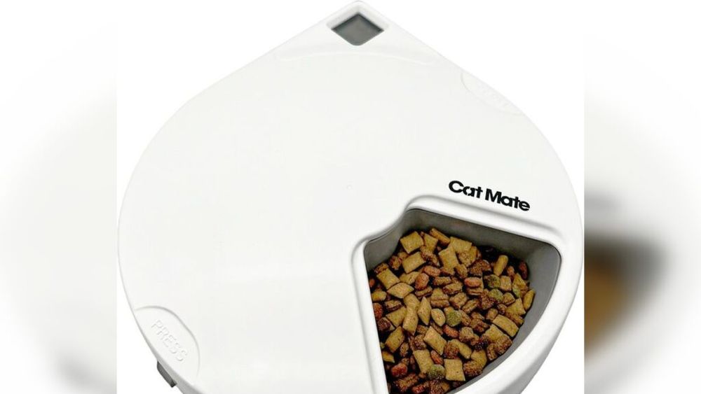 Automat de hrană non-smart pentru animale de companie. Poți programa patru timpi de hrănire în avans