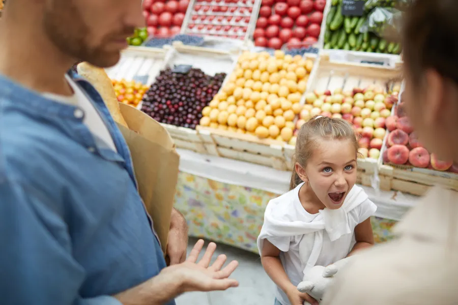 parinti-supermarket-copii-cumparaturi-dulciuri-gustari-nesanatoase-marketing-alimentar-obezitate-infantila-bomboane-biscuiti-inghetata-familie-g4food-mediafax