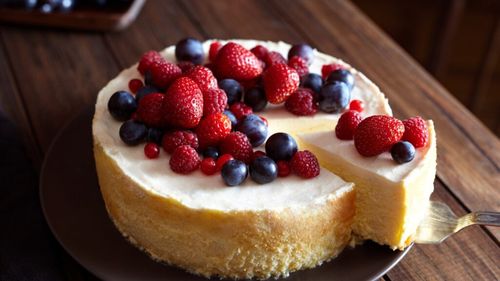 Desert de vară: Cheesecake cremos cu mascarpone, căpșuni și fructe de pădure / Nu are nevoie de coacere și se face foarte rapid