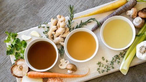 ABC în bucătărie. Cum se face supa limpede de legume utilă în foarte multe preparate și rețete