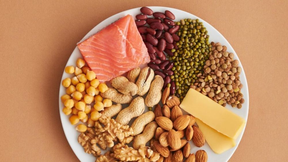 Frecventă iarna, depresia poate fi ameliorată cu ajutorul dietei / Bananele, somonul, lintea și ciocolata neagră, printre primele 10 alimente care te pot relaxa și îți pot readuce starea de bine