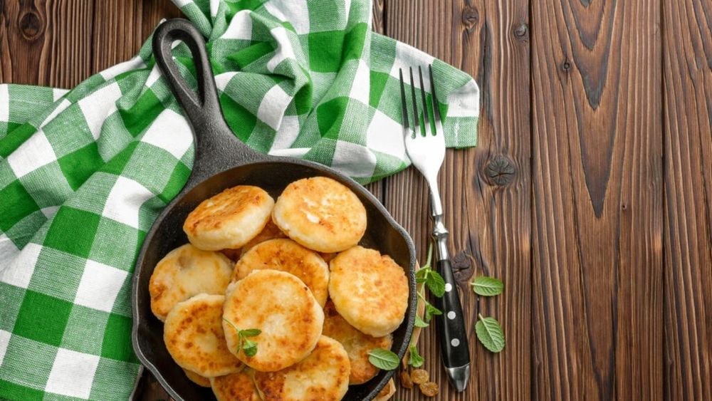 Rețetă de brânzoaice, un preparat consumat frecvent la micul dejun, de vecinii noștri de peste Prut / Am adaptat puțin ingredientele folosite în Republica Moldova, pentru un preparat mai „light”