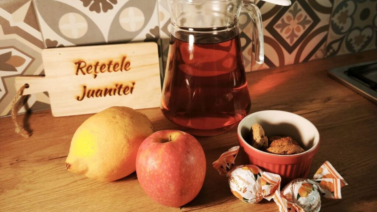 Chiar dacă ceaiurile reci din comerț ni se par naturale, e mult mai sănătos să le preparăm în casă/ Oricine o poate face obținând o băutură răcoritoare delicioasă