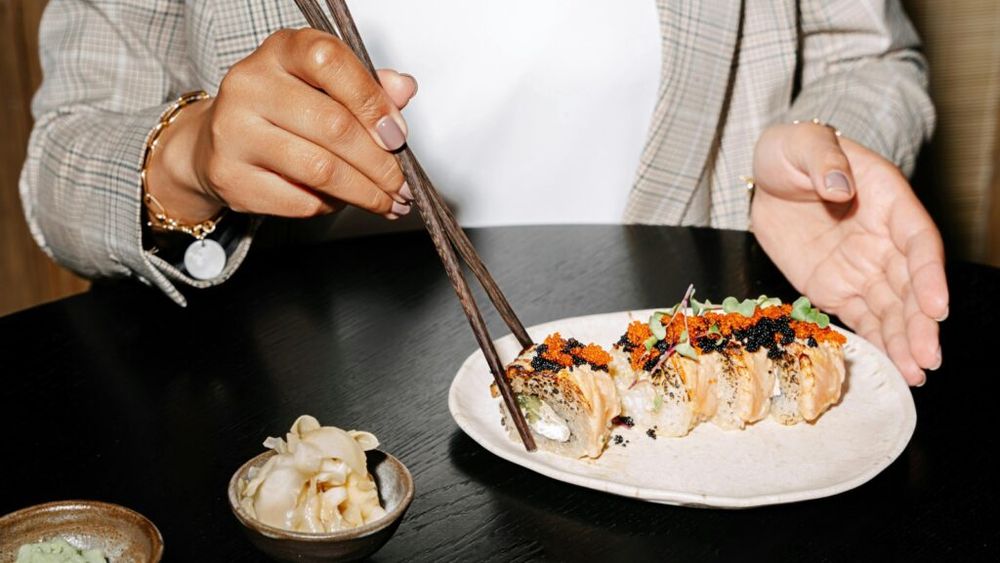 Un medic specializat în nutriție dezvăluie care sunt cele cinci alimente pe care le mănâncă, zilnic, pentru a reduce durerile articulare/ Somonul și turmericul, în funtea listei