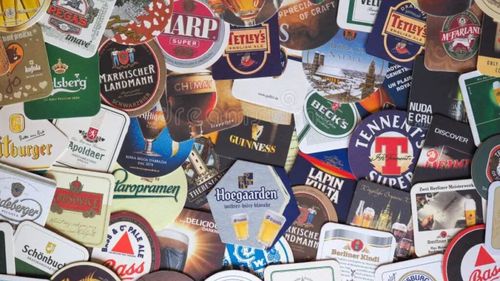 Știm cu toții suporturile de carton de sub paharele de bere. Dar cine le-a inventat și de ce? Motivul apariției lor poate stârni astăzi râsul