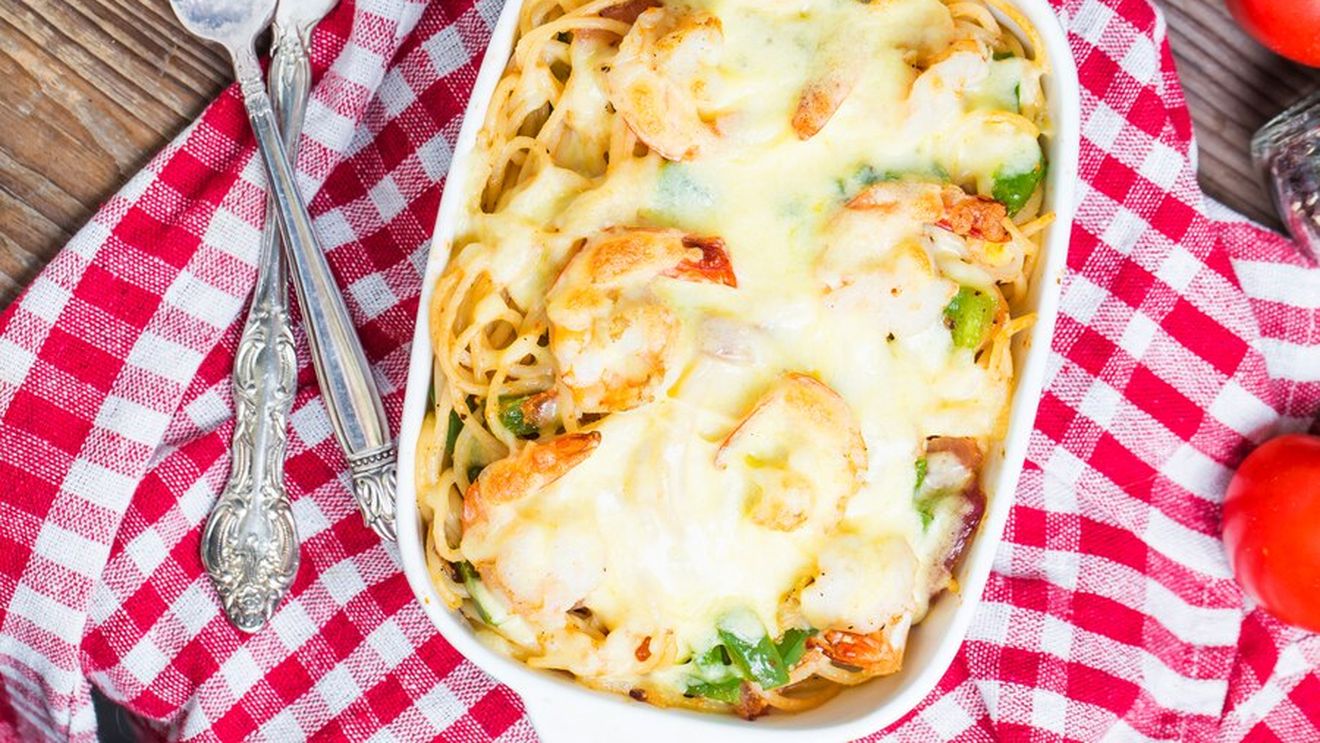 O idee interesantă pentru prânz: spaghetti gratin la cuptor, cu sos de roșii și creveți. Merge și în air fryer