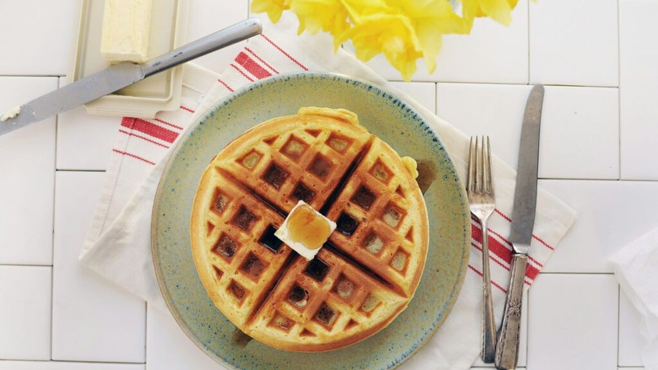 6 rețete de vafe dulci și sărate, perfecte pentru un mic dejun de weekend / De la gofre simple cu miere la vafe cu brânză și spanac