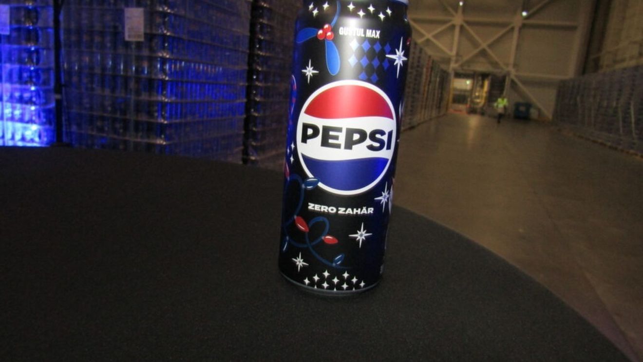 Pepsi a început campania de Crăciun. Băuturile sunt ambalate în doze speciale. De asemenea, este disponibil și noul sortiment Pepsi Maxx Zero Zahăr, la doză