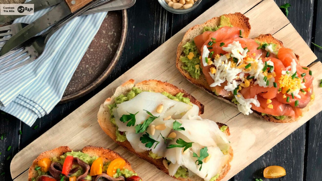 Trei bruschette cu avocado și pește pentru un mic dejun lejer, în așteptarea mesei festive de Paște