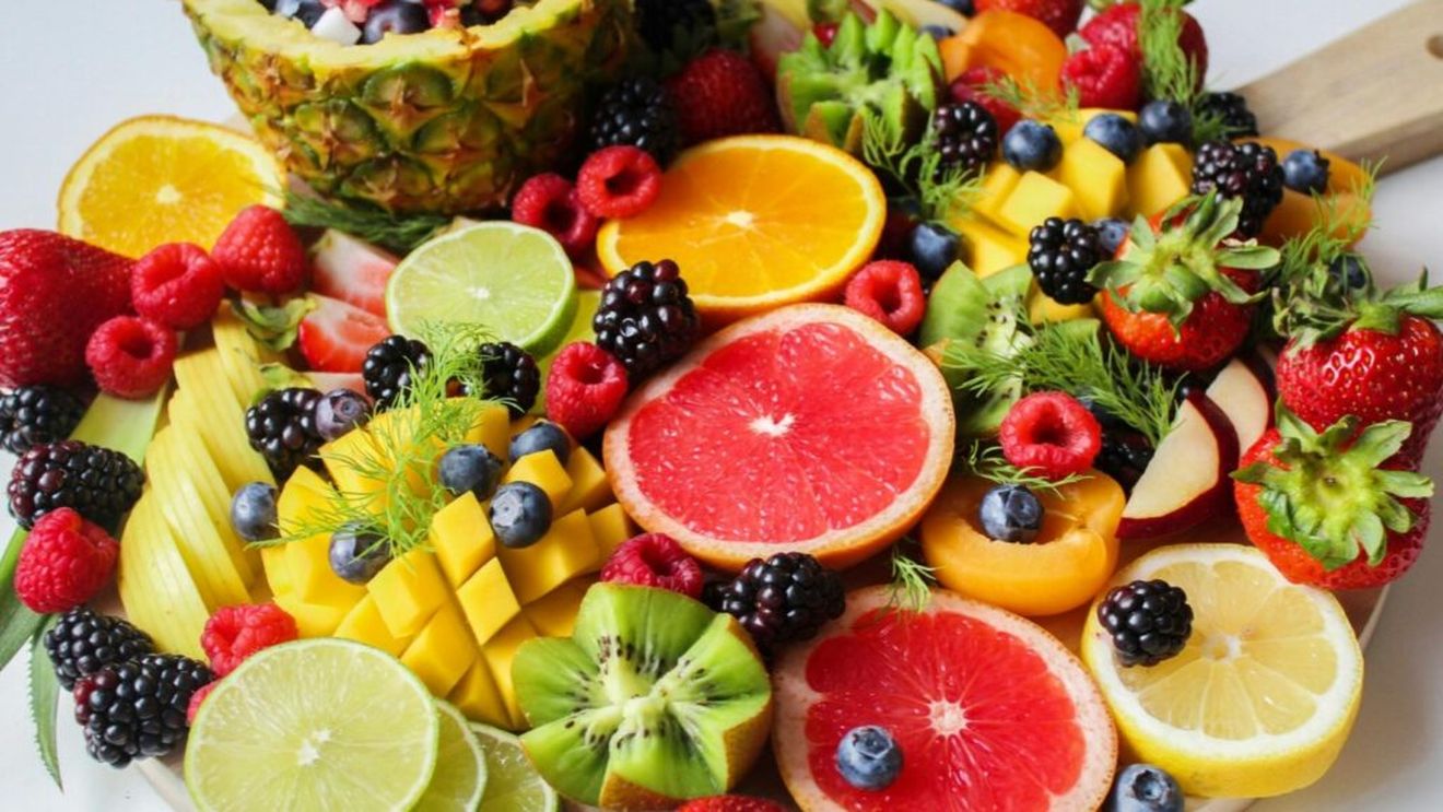 Este sigur să mănânci doar fructe? O astfel de dietă te lasă fără nutrienți esențiali / Dacă ții dieta cu fructe riști să-ți crească glicemia, să faci carii și să ai carențe de proteine și minerale