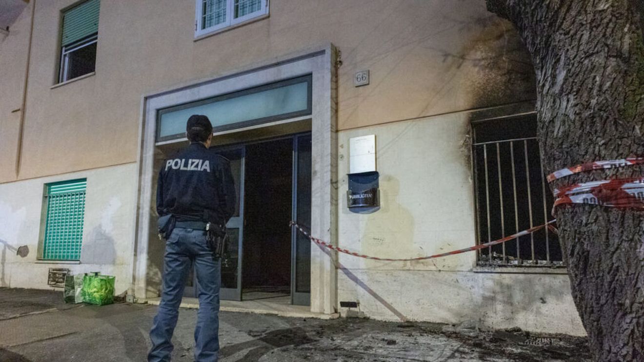 Un român din Italia a dat foc la casă folosind ulei de gătit/ Voia să se răzbune pe nevastă, care a lăsat pisica să plece din locuință