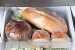 Nu mai pune pâinea în frigider. Greșeala care o face să se învechească mai repede și unde ar trebui păstrată