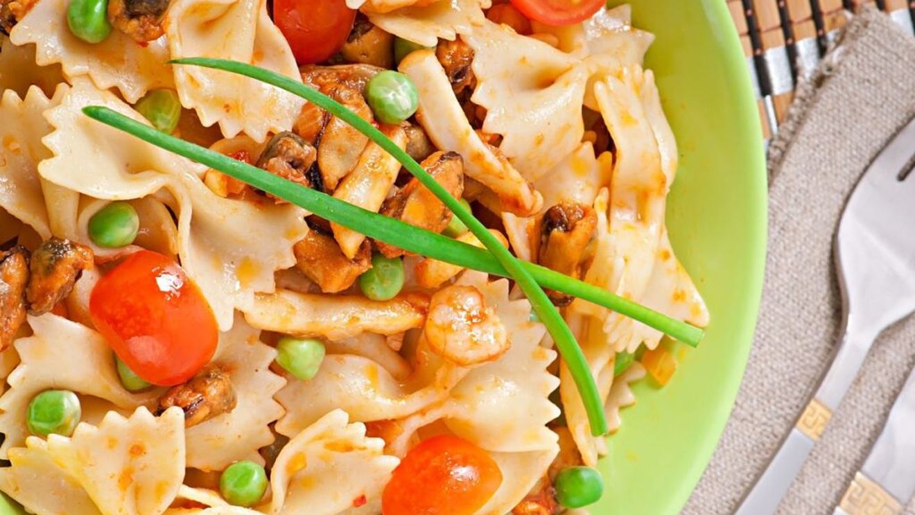 Pastele de vineri seara. Farfalle cu fructe de mare și mazăre congelate și roșii cherry de sezon. O rețetă cu care te poți simți la mare chiar dacă ai rămas acasă