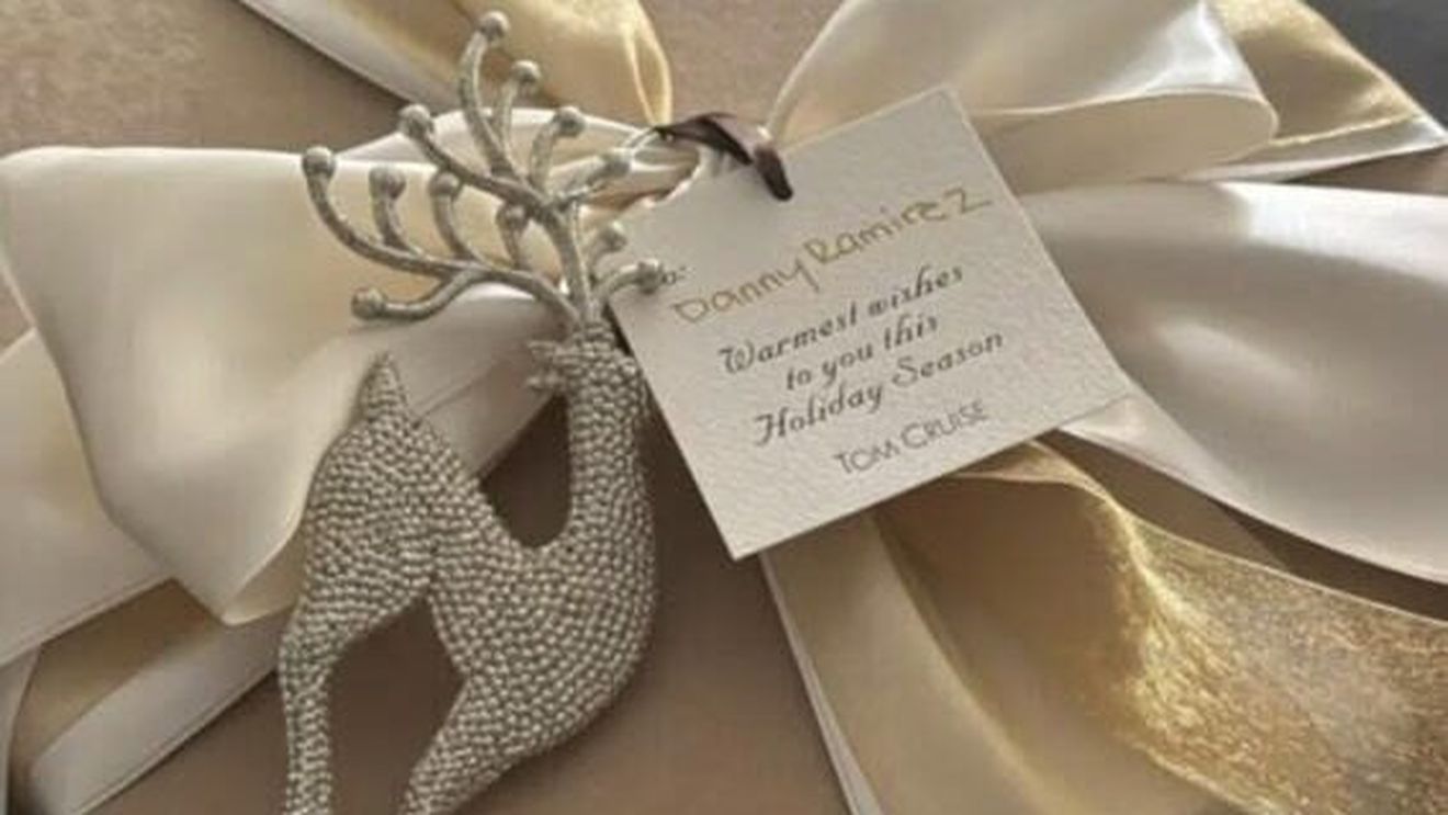 Cel mai râvnit cadou de Crăciun la Hollywood. Tortul pe care Tom Cruise îl dăruiește de aproape trei decenii colaboratorilor și cunoscuților. Lista se actualizează an de an