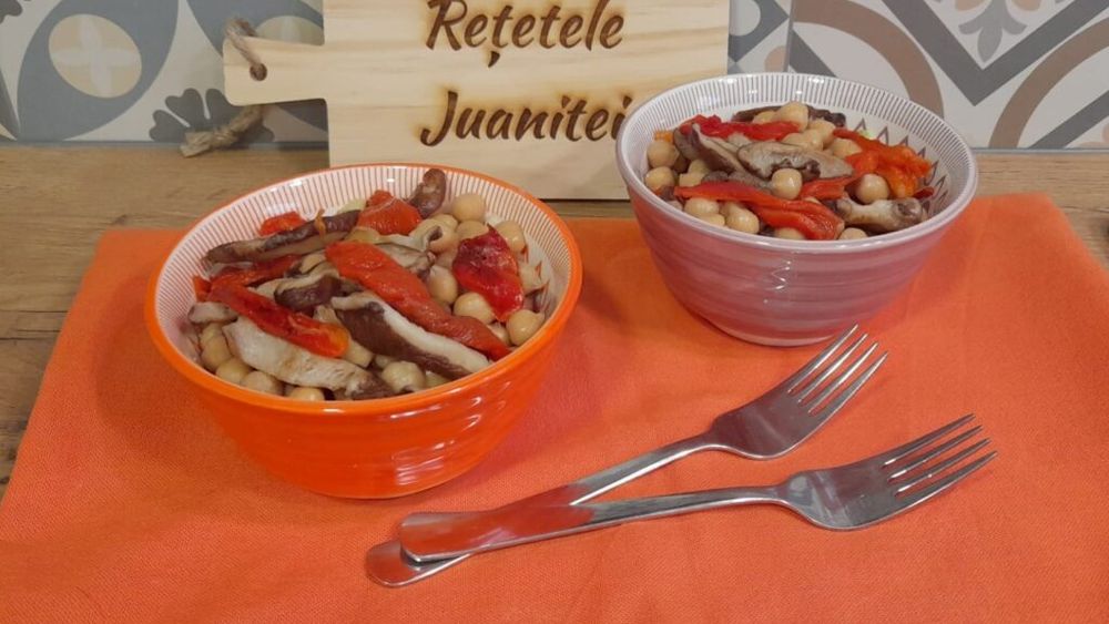 Rețetele Juanitei | Salată cu năut, ciuperci și ardei copt, o variantă de cină de post cu multe proteine