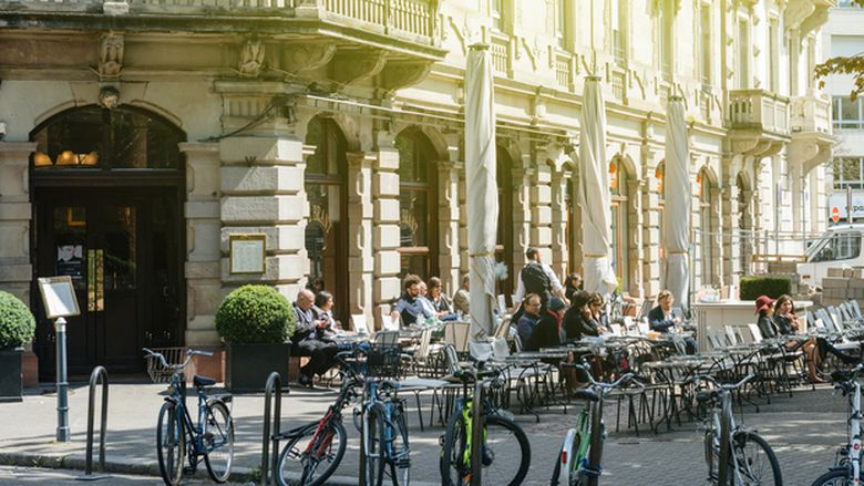 Patronii din HoReCa cer terase deschise tot anul în București / Modele din Paris și Viena, invocate în discuțiile cu primarul general Ciprian Ciucu