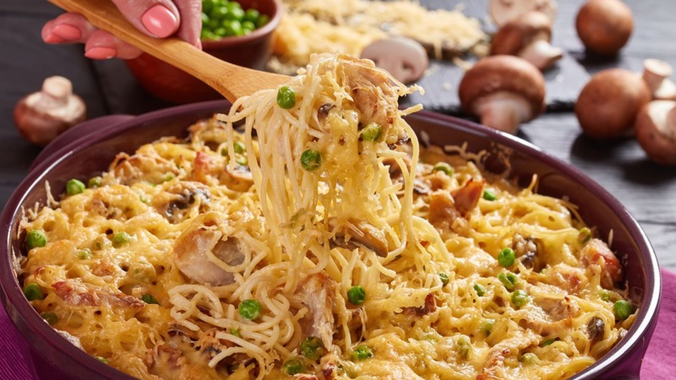 Chicken Tetrazzini, o rețetă italo-americană de paste gratinate la cuptor, cu sos alb, ciuperci și parmezan, eventual mazăre. Ideală pentru cina de sâmbătă sau prânzul de duminică