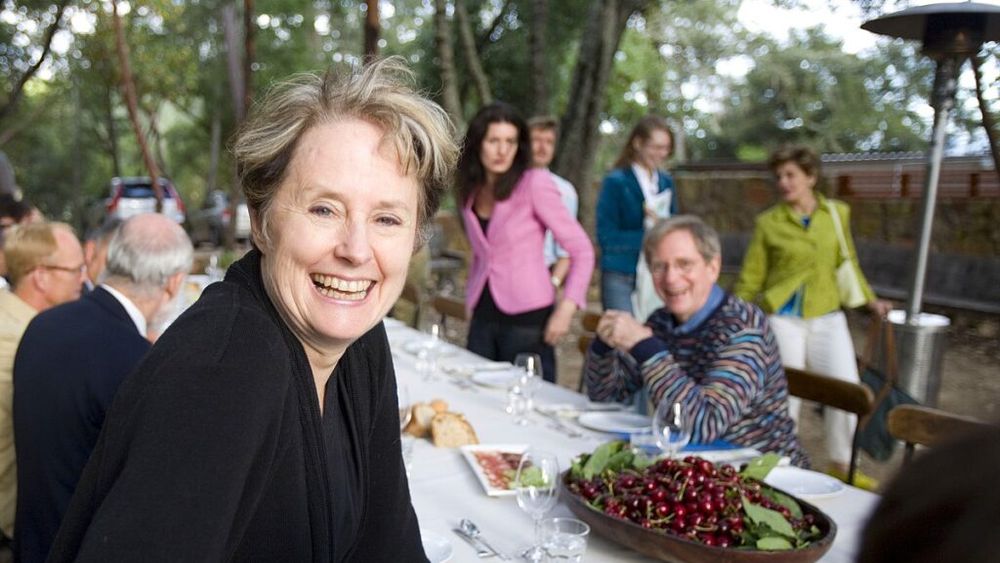 Chef Alice Waters, una dintre cele mai influente figuri din gastronomia americană: „Este nebunie să trăim într-o lume în care altcineva decide ce trebuie să ne placă și ce nu” / „Din păcate, cei mai mulți oameni cumpără online, fără să-i cunoască pe cei care produc bunurile”