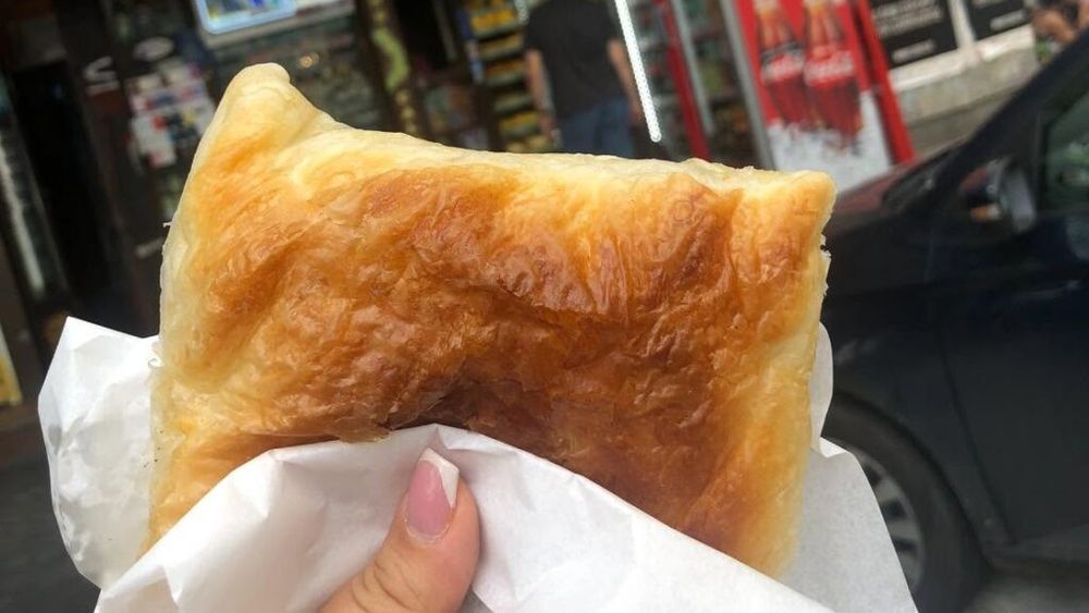 Cât costă celebra merdenea din Piața Amzei. E la jumătate de preț față de croissantul de la La Mița Biciclista