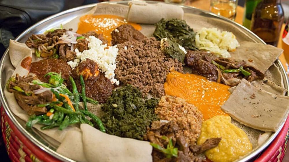 Cum va arăta o masă obișnuită în 2050? Un futurolog și un climatolog au elaborat un scenariu în care mâncarea va fi mult diferită dar devine mijloc de socializare. Masa în familie recâștigă teren grație valențelor sale afective