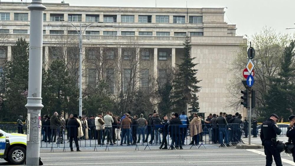 Câteva zeci de oieri protestează în Piața Victoriei / Fermierii sunt speriați că le vor scădea vânzările, înainte de Paște, din cauza blocării exporturilor în UE, ca urmare a apariției unui nou focar de Pesta Micilor Rumegătoare