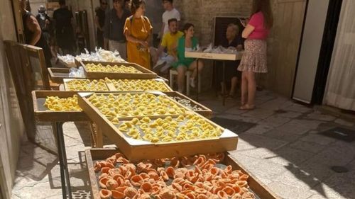 Orecchiette-gate la Bari. Producția neoficială de paste direct în stradă în centrul vechi al acestui oraș din sudul Italiei, în pericol după ce municipalitatea impune legalizarea acestei practici