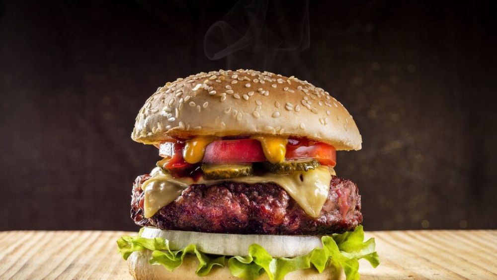 Aplicație de livrare: România este ţara cu cele mai multe comenzi de burgeri din regiunea Europei de Sud-Est / Un clujean a comandat acest preparat de peste 200 de ori