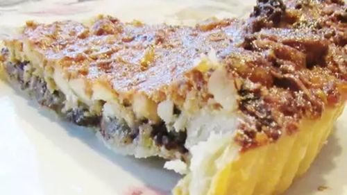 Ceva dulce | Tartă Hawaiiană cu ciocolată și nuci macadamia / Poate fi servită caldă, cu înghețată de vanilie sau rece, cu frișcă