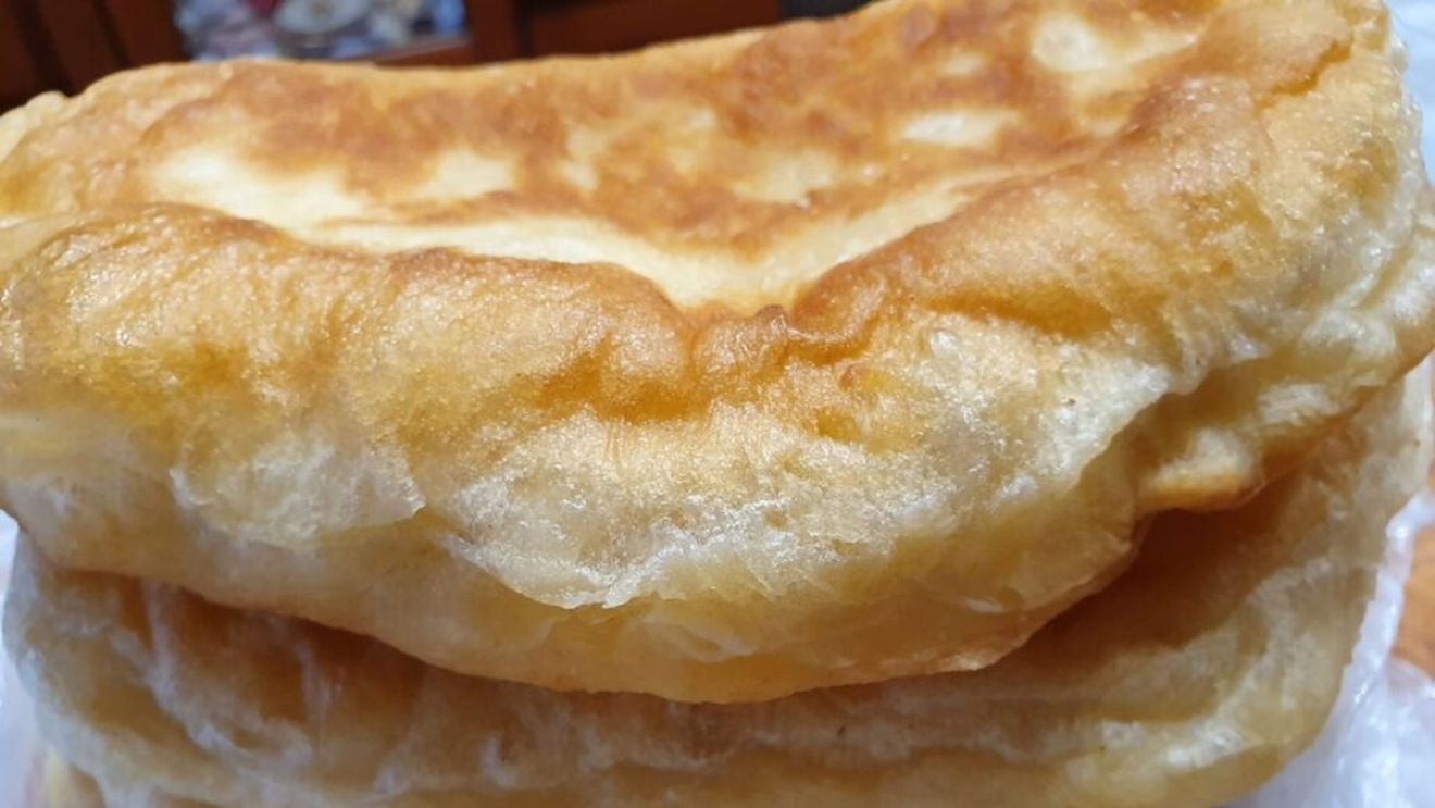 „Marțea cu plăcinte”, în Piața Unirii din Brașov / Junii continuă obiceiurile de după Paște: miercuri se îmbracă „nemțește”, iar vineri e zi festivă