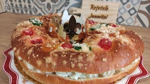 VIDEO Roscón de Reyes - colacul cu fructe confiate și apă de azahar, pe care spaniolii îl pregătesc pentru Sărbătoarea Regilor