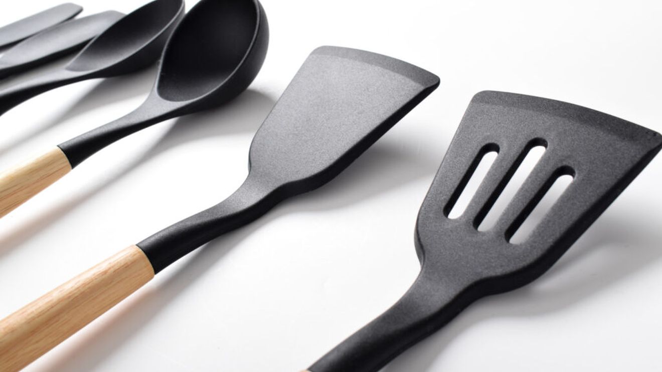Obiectele din plastic reciclat nu sunt mai puțin dăunătoare sănătății / Substanțe cancerigene au fost descoperite în ustensilele de bucătărie din plastic negru