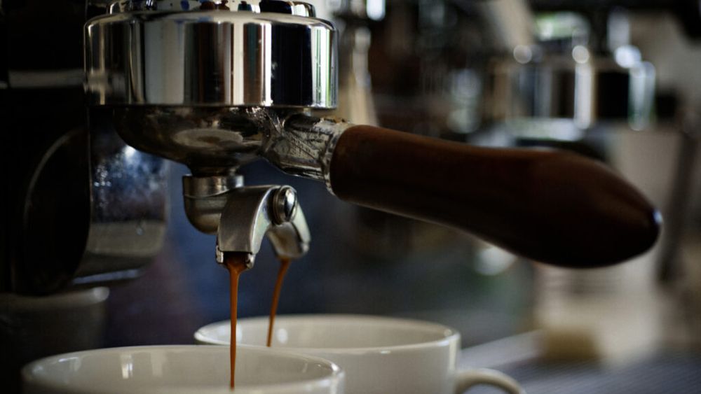 HoReCa învinge în instanță ANAF. Fiscul, obligat de o decizie a Curții de Apel din Brașov să restituie diferența la plata TVA de la 9% la 19% aplicată la vânzarea de ceai și cafea în sectorul HoReCa începând cu 2023. Decizia este definitivă și are valoare de precedent juridic