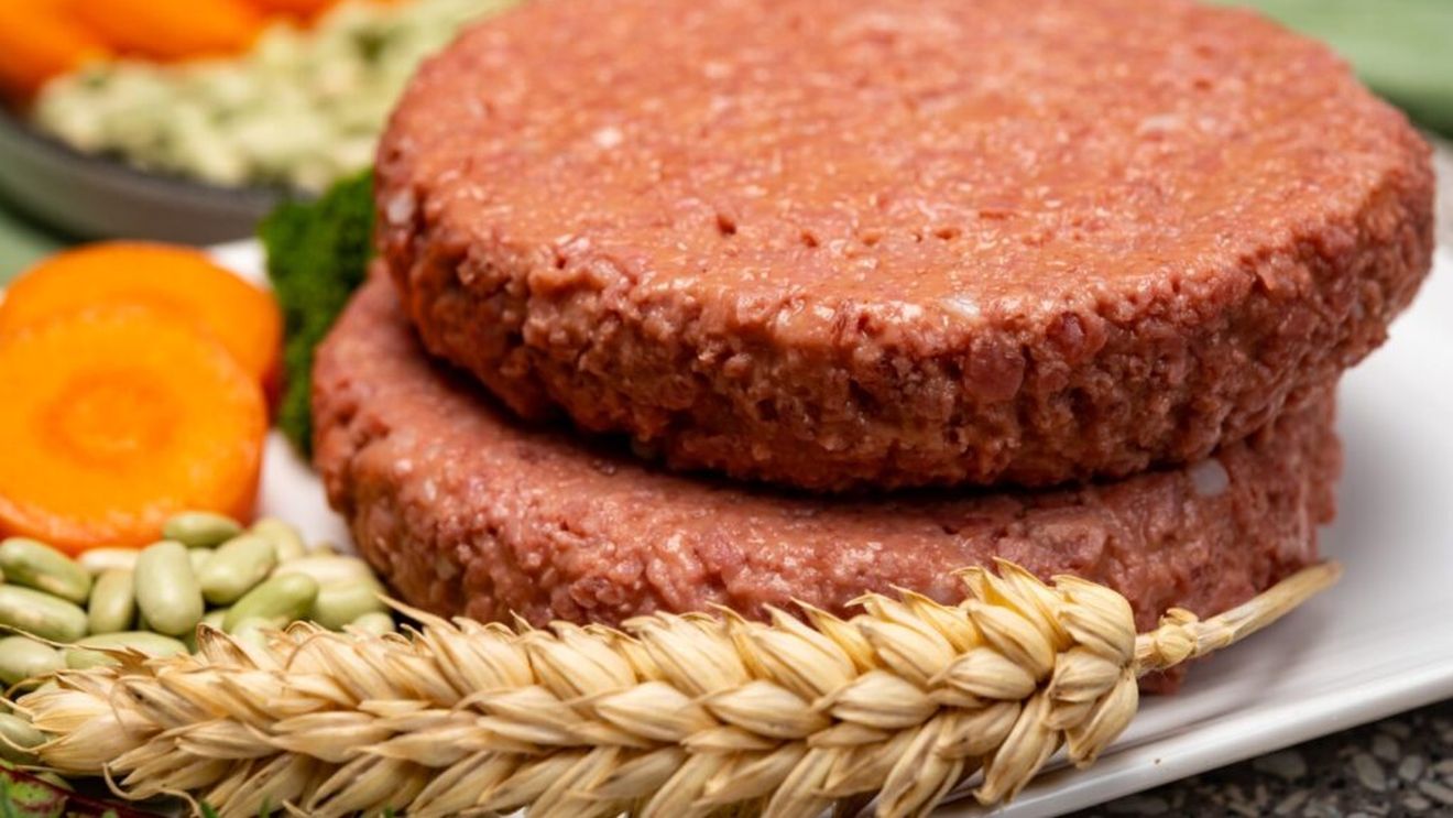 Piața cărnii de laborator, în criză. Unilever și Nestlé caută să vândă diviziile de carne vegetală, iar primele startup-uri din sector și-au revizuit în scădere prognozele