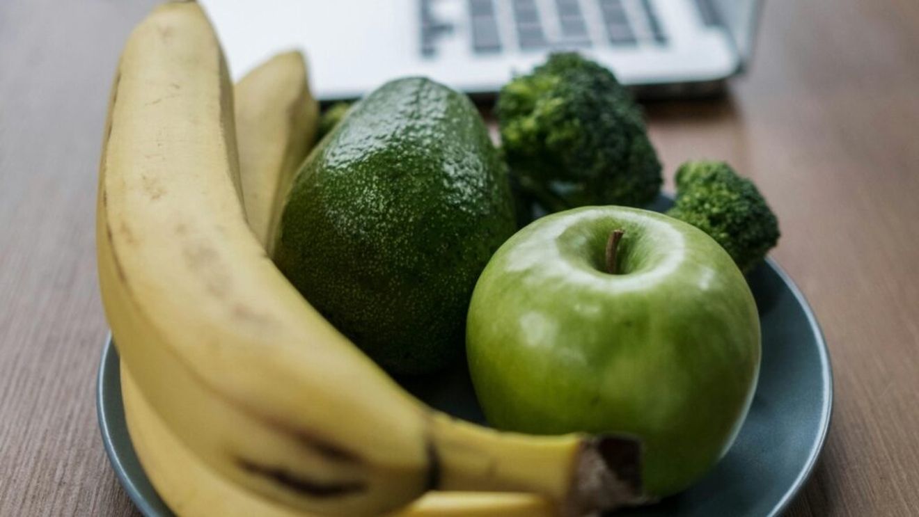 7 alimente care îți pot reduce nivelul grăsimilor din sânge/ Avocado, merele și perele, fasolea și lintea și ovăzul, toate pot contribui la reducerea nivelului de colesterol