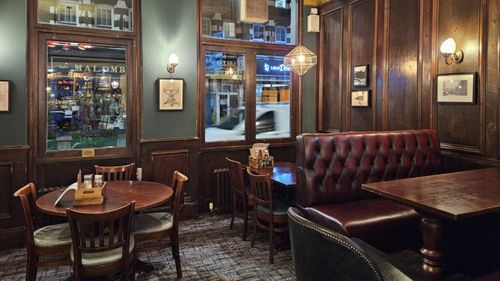 Ce mâncăruri fac parte din meniul unui pub tradițional din Londra și, mai ales, cât costă un hamburger și o porție de cartofi prăjiți / Care sunt diferențele față de prețurile din România?