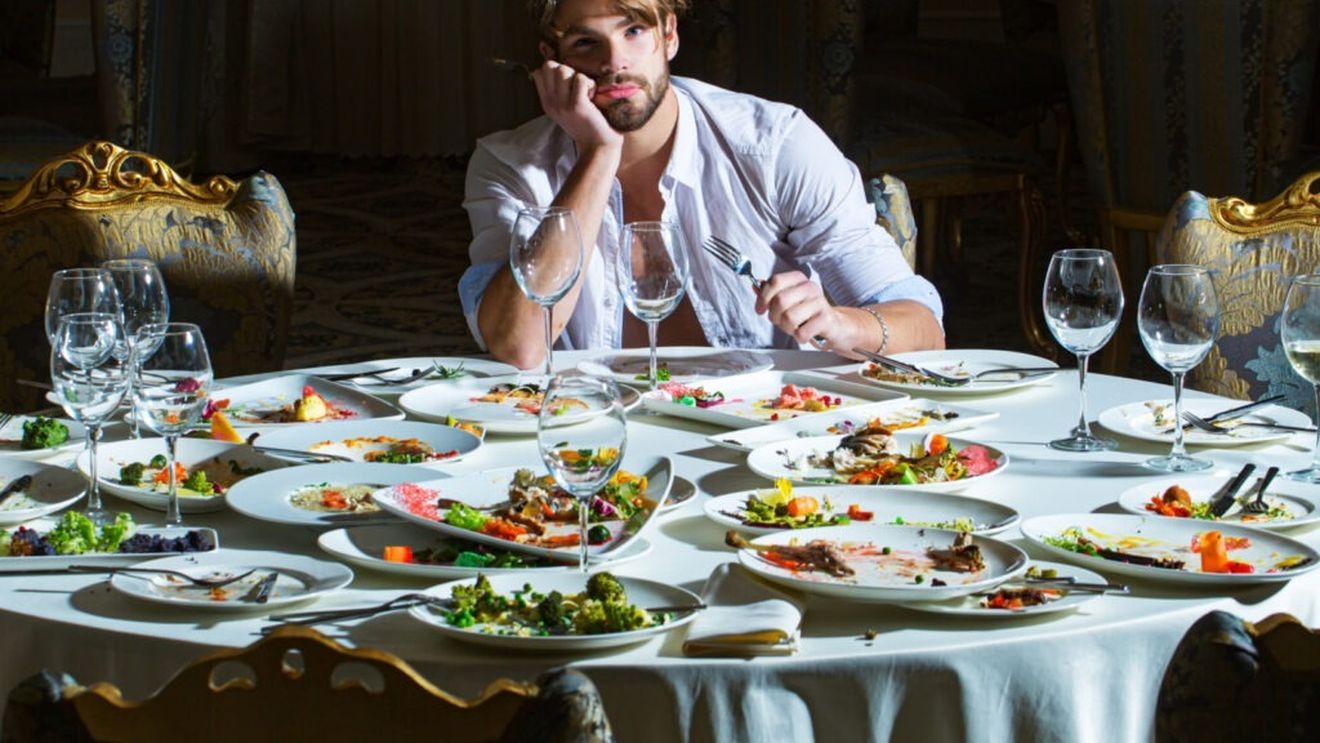 Cum te refaci după o perioadă de câteva zile în care ai mâncat mult și nesănătos / Câteva sfaturi esențiale de la specialiști: nu ține post, evită laxativele