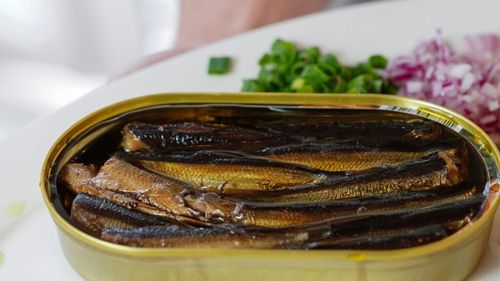 Publicația Eater: Da, poți găti peștele din conservă în conserva sa. E practic și nu te va ucide