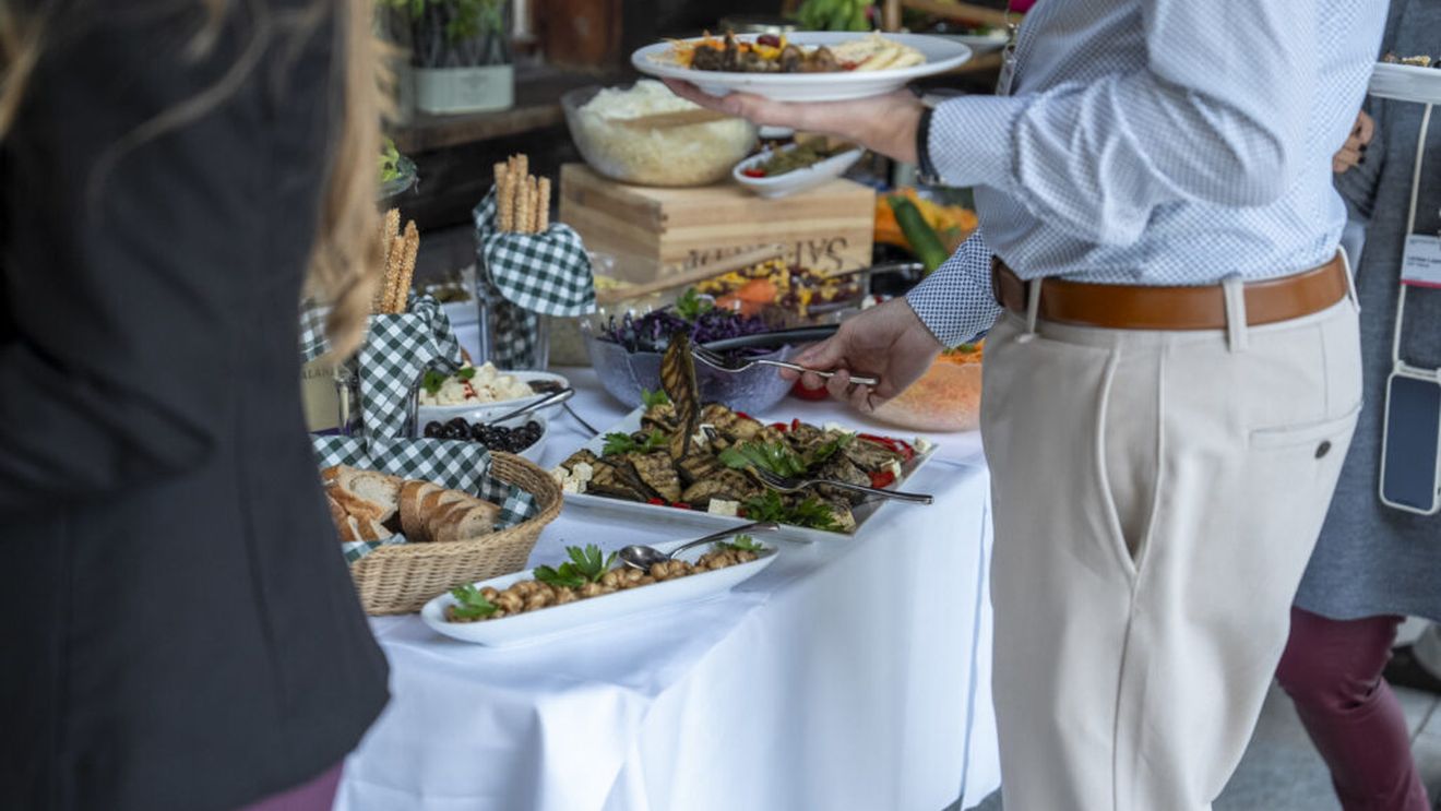 Tururile gastronomice, o tendință din ce în ce mai populară pentru turiștii care ajung în Atena / „Mâncarea te ajută să înțelegi oamenii. Este un limbaj universal și singura parte a culturii care devine literalmente parte din noi”