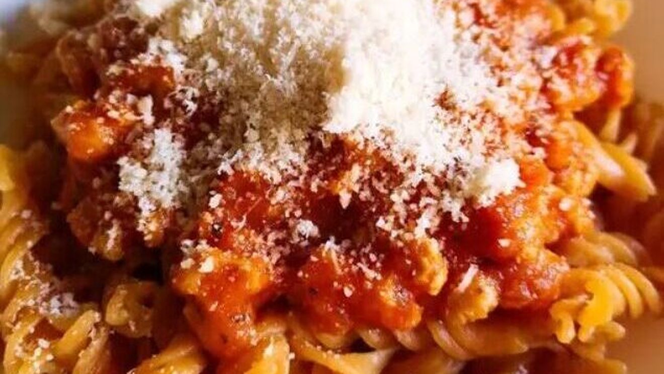 Pastele din leguminoase conțin mai puțini carbohidrați decât cele din grâu/ De ce sunt diferite, beneficiile și modul de gătire al acestor paste/ BONUS Paste din linte cu sos ragù