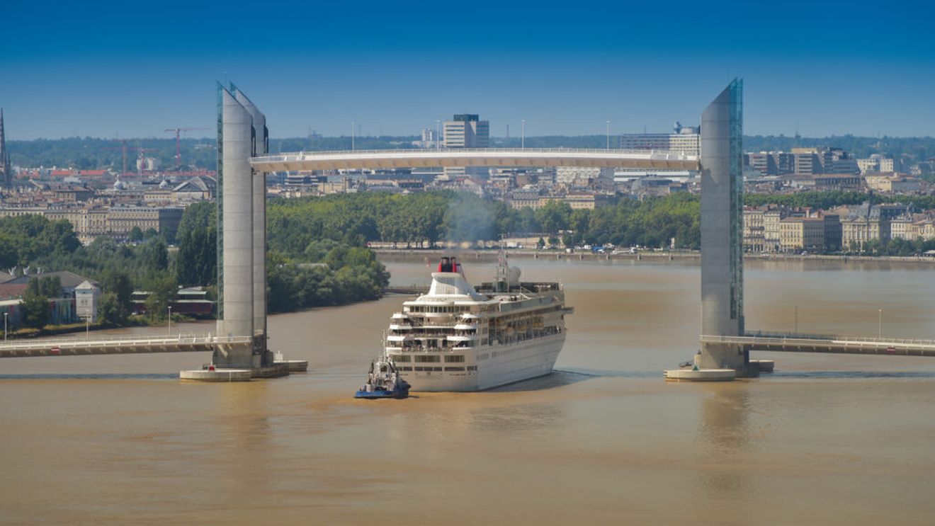 Peste 1.700 de persoane izolate pe un vas de croazieră ajuns în Bordeaux / Suspiciune de gastroenterită la bord