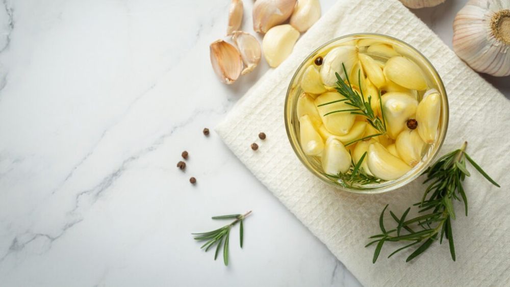 ABC în bucătărie. Cum putem folosi usturoiul, crud sau prelucrat termic, în afară de simplul mujdei