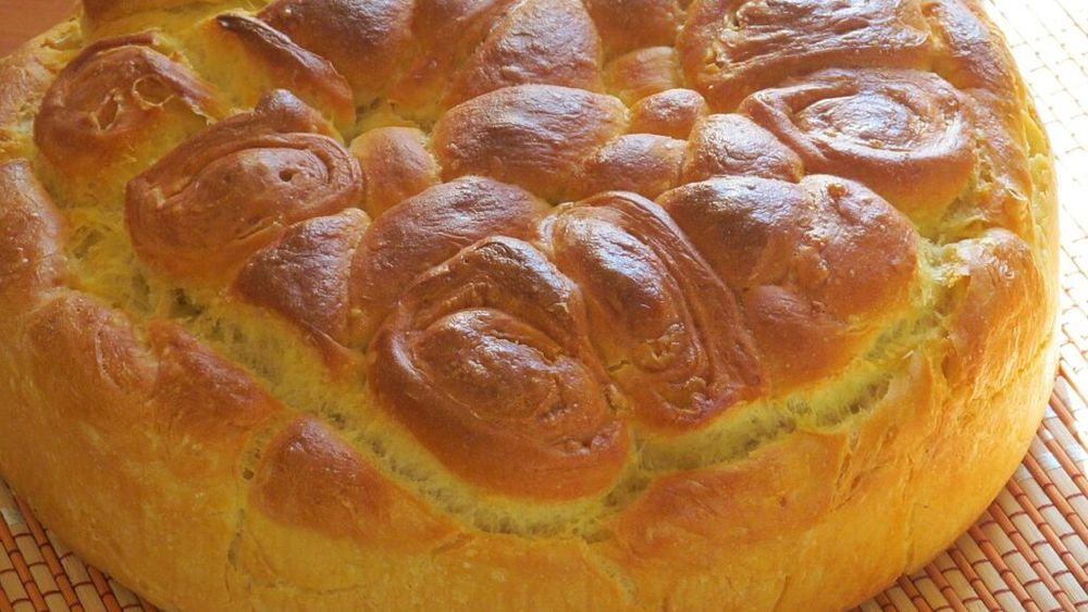 Sârbii din România sărbătoresc Crăciunul pe stil vechi. Cum se prepară friptura „pecejnica” și prăjitura „cesnica”, care ascunde un bănuț, nelipsite de pe masa de sărbătoare