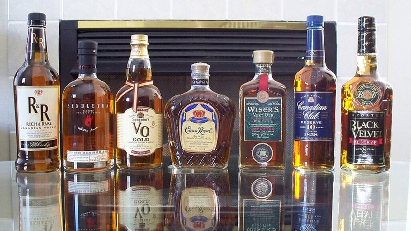 Donald Trump blochează importurile de whisky din Canada, după ce canadienii au început să boicoteze produsele americane