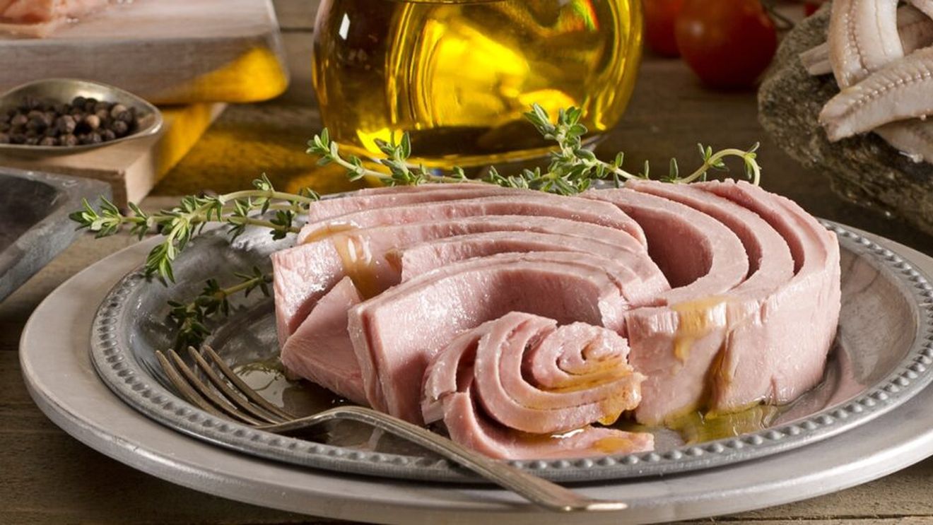 Tonul și țelina coaptă, un preparat ideal pentru sezonul rece / Contrastul lor dă profunzime și caracter / Chef: tonul este ușor de nuanțat și excelent ca suport pentru legume de iarnă