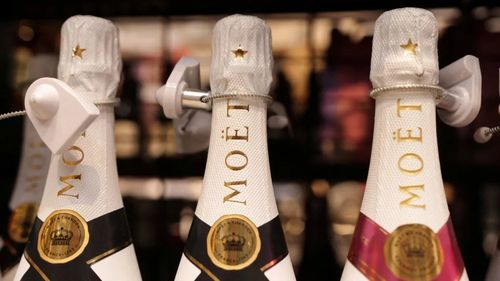 Primele semne de criză și în sectorul alimentelor de lux. Moët Hennessy, societate din grupul LVMH, concediază 10% din forța de muncă