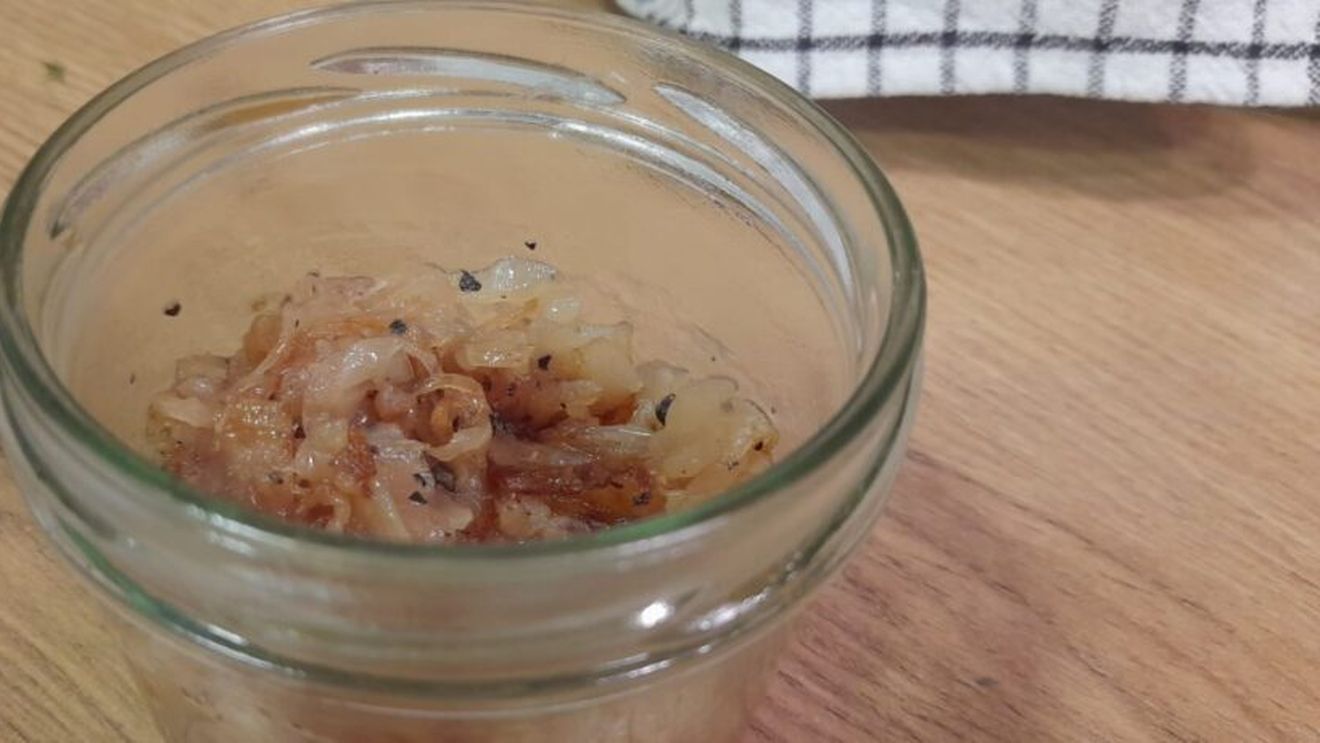 Rețetele Juanitei. Ceapă caramelizată, o garnitură simplă și de efect, cu gust dulce și aromat