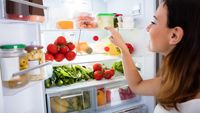 De ce frigiderul tău nu răcește toate alimentele la fel. Unde ar trebui să ții carnea, ouăle, laptele și legumele