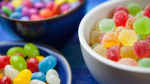 Bomboanele care au adus 600.000 de euro unei familii/ Un tată a intrat în magazin să ia dulciurile pe care i le cerea fetița și a cumpărat și biletul câștigător la loterie